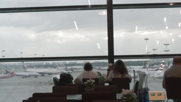 Salone dell'aeroporto con i passeggeri in attesa del volo — Video Stock