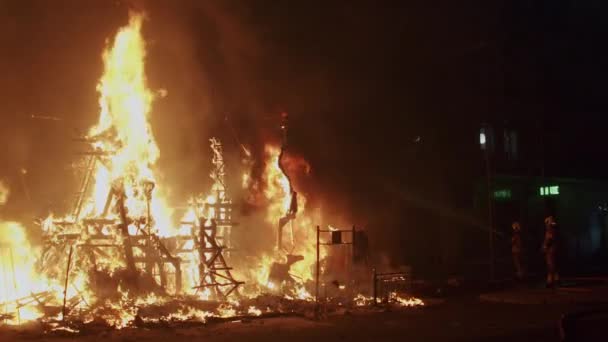 Brandkåren släcker brasans lågor — Stockvideo