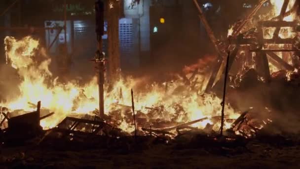 Festivalové panenky hoří v ohni — Stock video