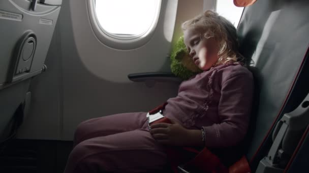 Pequeno viajante dormindo em avião voador — Vídeo de Stock