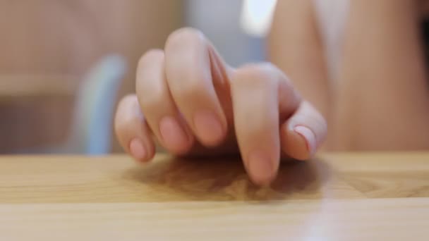 Tålmodig person knacka på bordet med fingrar — Stockvideo