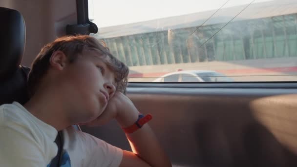 Lång bilfärd gör honom uttråkad och trött — Stockvideo