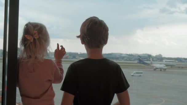 Guardare gli aerei rende la loro attesa più divertente — Video Stock