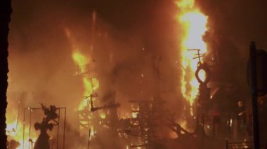 Valencia, İspanya 'daki renkli Fallas Ateş Festivali' nin doruk noktası.