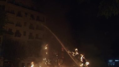 İtfaiyecilerden oluşan bir ekip şenlik ateşini söndürdü.