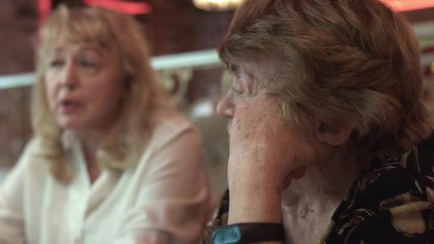 Des parents âgés discutent pendant le dîner familial — Video