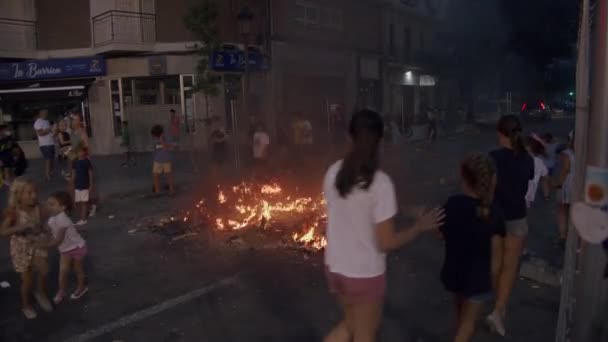 Danza redonda alrededor de la fogata — Vídeos de Stock