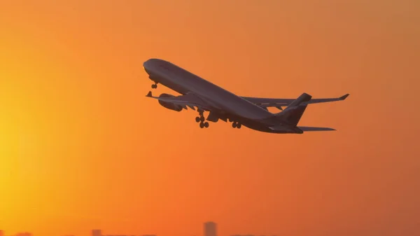 Aeroflot A330 despegando al atardecer — Foto de Stock