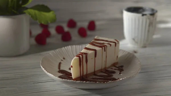 Tocchi finali sul dessert di cheesecake — Foto Stock