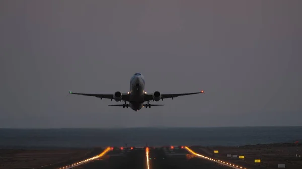 Jetliner taking off in the dusk — Stock Photo, Image