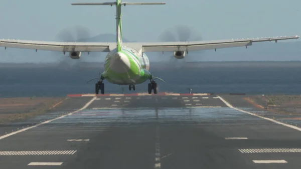 Llegada de Jetliner. Avión aterrizando en pista junto al mar — Foto de Stock