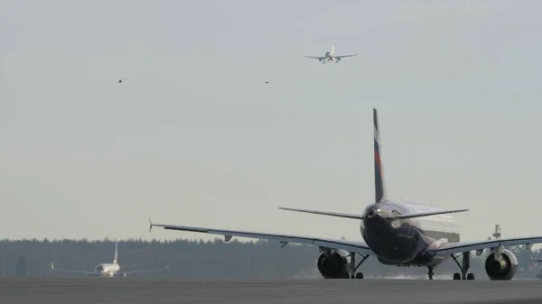 Avions se préparant au décollage et à l'atterrissage — Photo