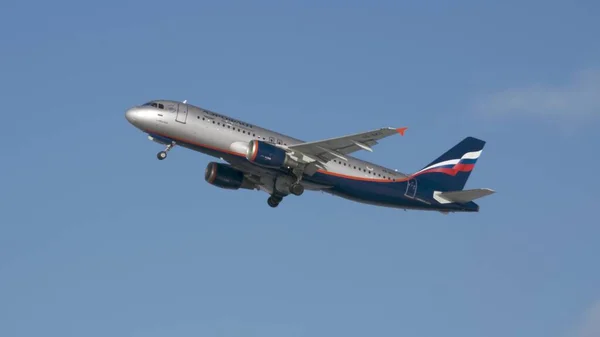 Aeroflot A320 stigande i himlen — Stockfoto