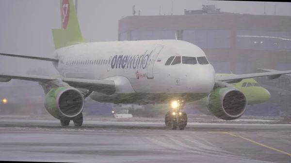 Letadlo řízení na letišti během vánice, Moskva — Stock fotografie