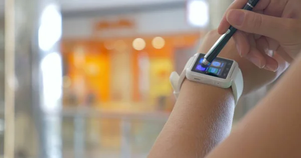 Smart Watch na nadgarstku użytkownika — Zdjęcie stockowe