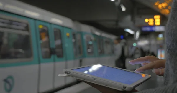 Passer le temps avec pad dans le métro — Photo