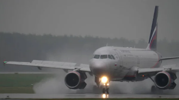 Aeroflot Airbus A320 landing on wet runway at Sheremetyevo Airport — Stock Photo, Image