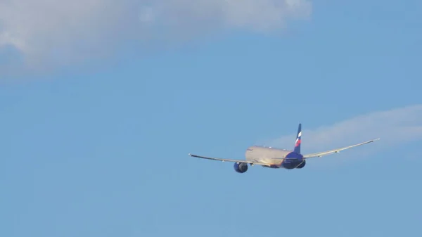 푸른 하늘에 비행 하는 제트 비행기 — 스톡 사진