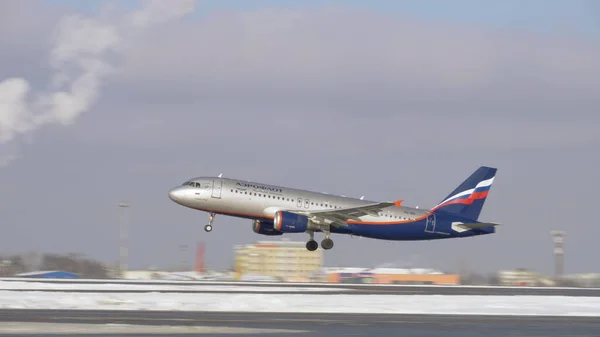 Airbus A320 της Aeroflot Απογειώστε και αύξουσα. Μόσχα, Ρωσία — Φωτογραφία Αρχείου