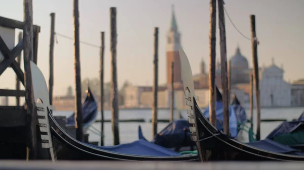 Gondoler förtöjning i Venedig, Italien — Stockfoto