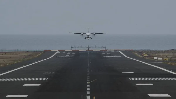 Eine Landebahn des Flughafens mit einem landenden Flugzeug — Stockfoto