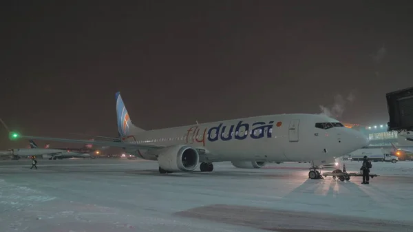 Samolot Flydubai na lotnisku Sheremetyevo w zimową noc, Moskwa — Zdjęcie stockowe