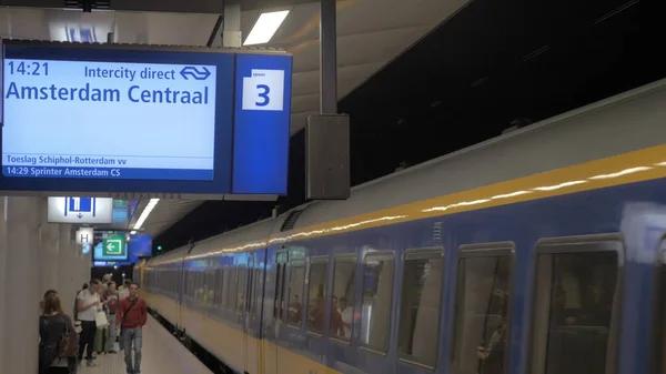 Τρένα και επιβάτες στο σιδηροδρομικό σταθμό του αεροδρομίου του Άμστερνταμ — Φωτογραφία Αρχείου
