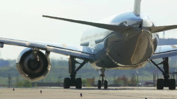 Avión a reacción de pasajeros en la pista — Foto de Stock