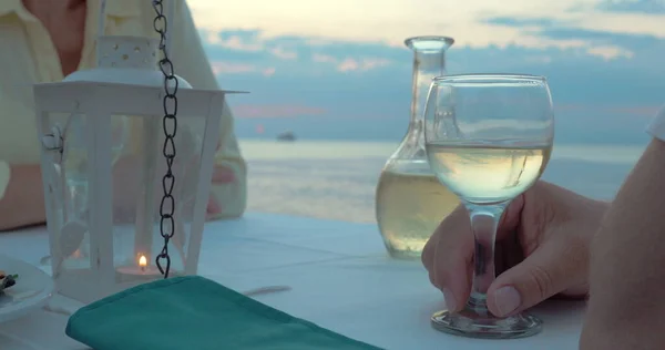 Paar roosteren met wijn in restaurant aan het strand — Stockfoto