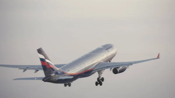 Αεροπλάνο της αεροπορικής εταιρείας Aeroflot απογειώνεται και κερδίζει ύψος στον ουρανό — Φωτογραφία Αρχείου