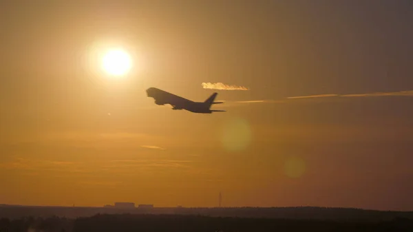 Startu samolotu o zachodzie słońca — Zdjęcie stockowe