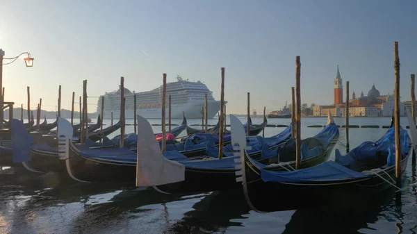 Γόνδολα σκάφη και ένα κρουαζιερόπλοιο στην Ιταλία Βενετία — Φωτογραφία Αρχείου