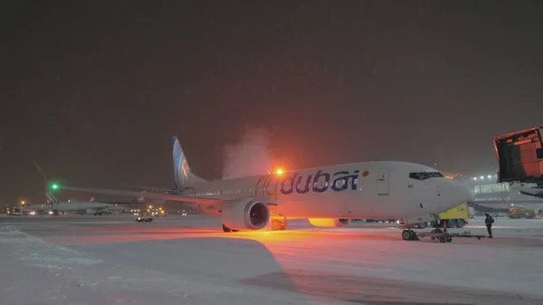 Flydubai Boeing 737 MAX-8 no aeroporto na noite de inverno — Fotografia de Stock