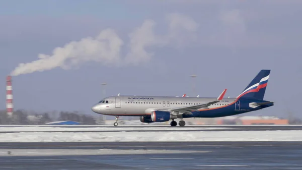 Αεροσκάφος Airbus A320 της Aeroflot απογείωση, Χειμερινή θέα — Φωτογραφία Αρχείου