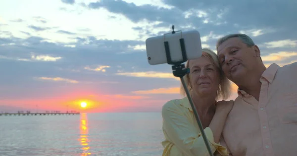 Couple en vacances prenant selfie au coucher du soleil — Photo