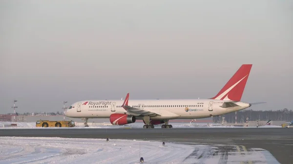 Ciężarówka holowanie Boeing 757 rosyjskich linii lotniczych Royal Flight. Widok zimowy — Zdjęcie stockowe