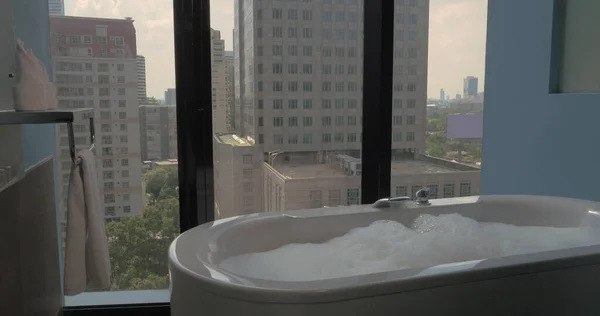 Banheiro com janelas panorâmicas no hotel — Fotografia de Stock