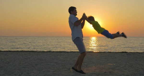 若い父と小さな息子はビーチで楽しんでいます — ストック写真