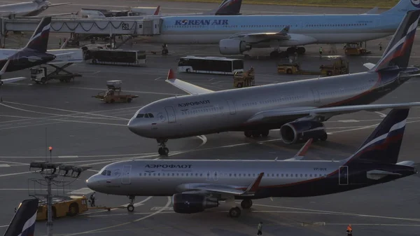 Αεροπλάνα με επιστροφή και επιβίβαση στο αεροδρόμιο Σερεμέτιον στη Μόσχα, Ρωσία — Φωτογραφία Αρχείου