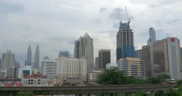 Pemandangan kereta api di bagian depan dan bangunan modern pencakar langit di latar belakang Kuala Lumpur, Malaysia — Stok Foto