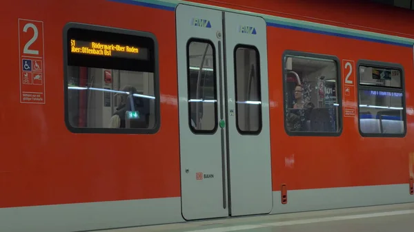 Chiusura porte automatiche del treno della metropolitana a Francoforte — Foto Stock