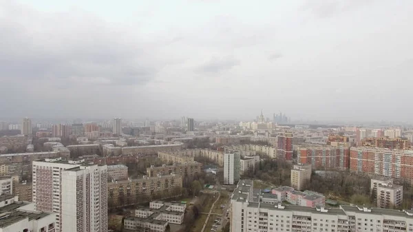 Vista aérea de uno de los distritos de Moscú Universidad Estatal de Moscú y la ciudad de Moscú en la distancia Urbano paisaje urbano —  Fotos de Stock