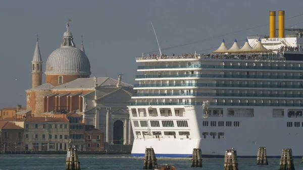 Venedik, İtalya Santissimo Redentore Kilisesi tarafından yelken gemisi cruise — Stok fotoğraf