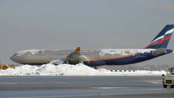 Holowanie samolotów Aeroflot pokryte lodem, Rosja — Zdjęcie stockowe