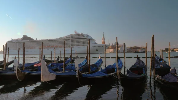 Venedik'te yelken gemisi cruise, demirleme Gondol ile göster — Stok fotoğraf