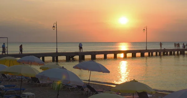 Cais em um Resort de praia ao pôr do sol — Fotografia de Stock