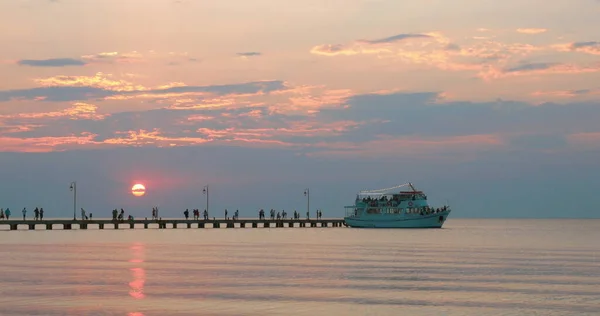 Nave turística saliendo del muelle al atardecer —  Fotos de Stock