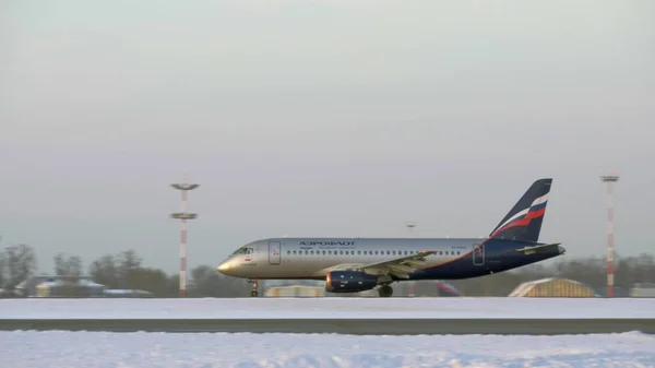 Jetliner z Aeroflot kołowania na pasie startowym, widok zimowy w Rosji — Zdjęcie stockowe