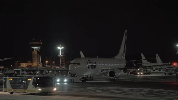 UTair samolot Pushback na lotnisku Wnukowo, Moskwa — Zdjęcie stockowe