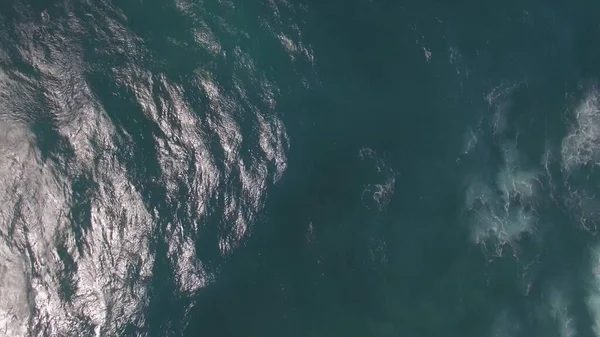 大きな泡波と洋上飛行 — ストック写真